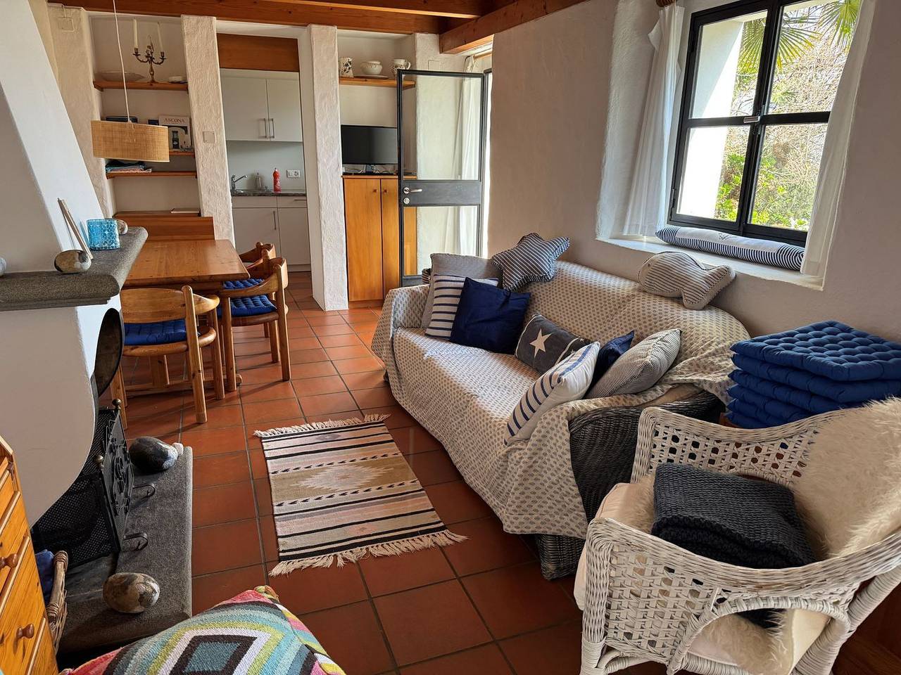 Typisches Rustico am Dorfrand idyllisch an Wald angrenzend in Brissago, Tessiner Alpen