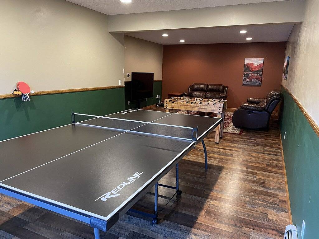 Large House in Forest Setting-Amazing Views-Coaster Passes-Hot Tub-Game Room-A/C in Estes Park, Larimer County