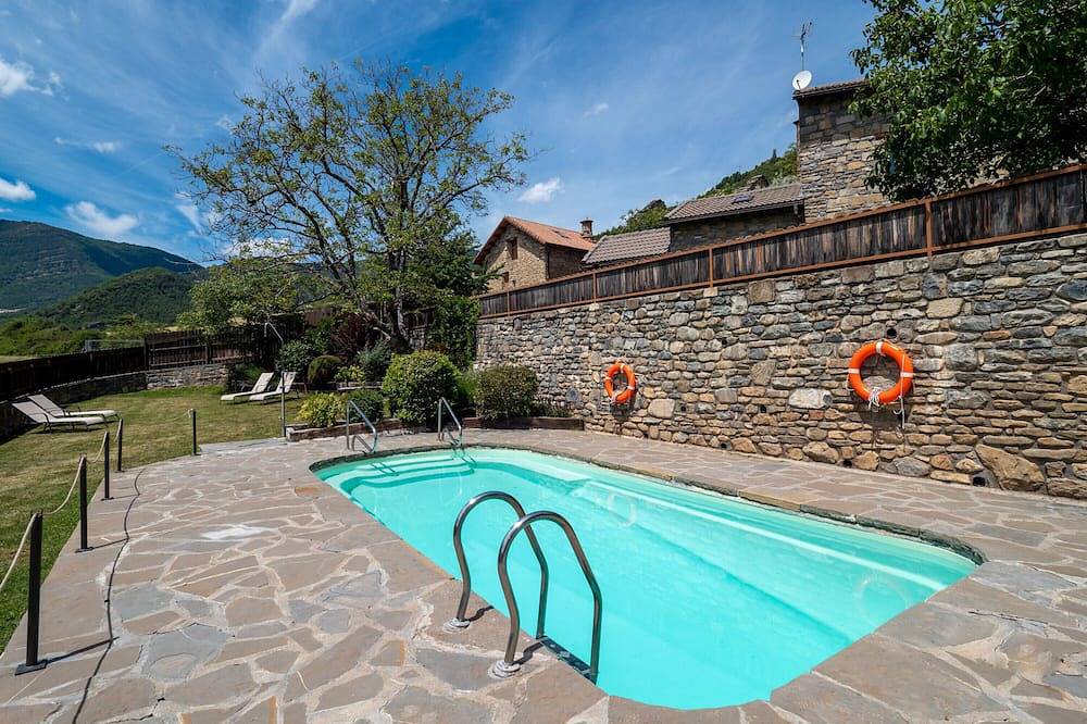 Entire apartment, Apartment 'Albar' with Mountain View, Shared Pool and Wi-Fi in Lardiés, Fiscal
