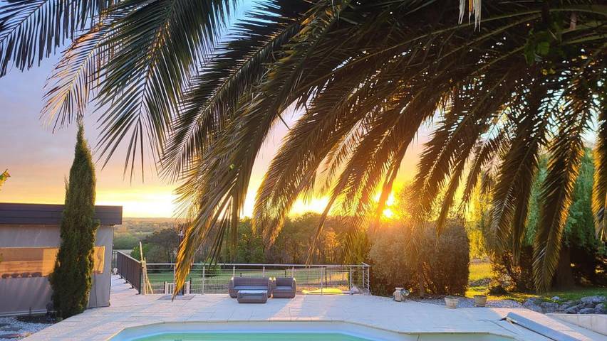 Location de vacances pour 5 personnes, avec terrasse ainsi que piscine et vue dans Donzacq