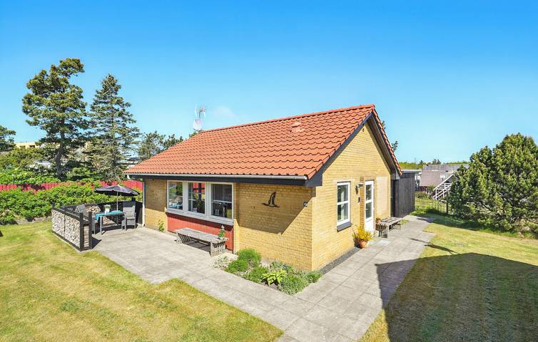 Ferieudlejning for 4 personer, med terrasse og have i Nymindegab