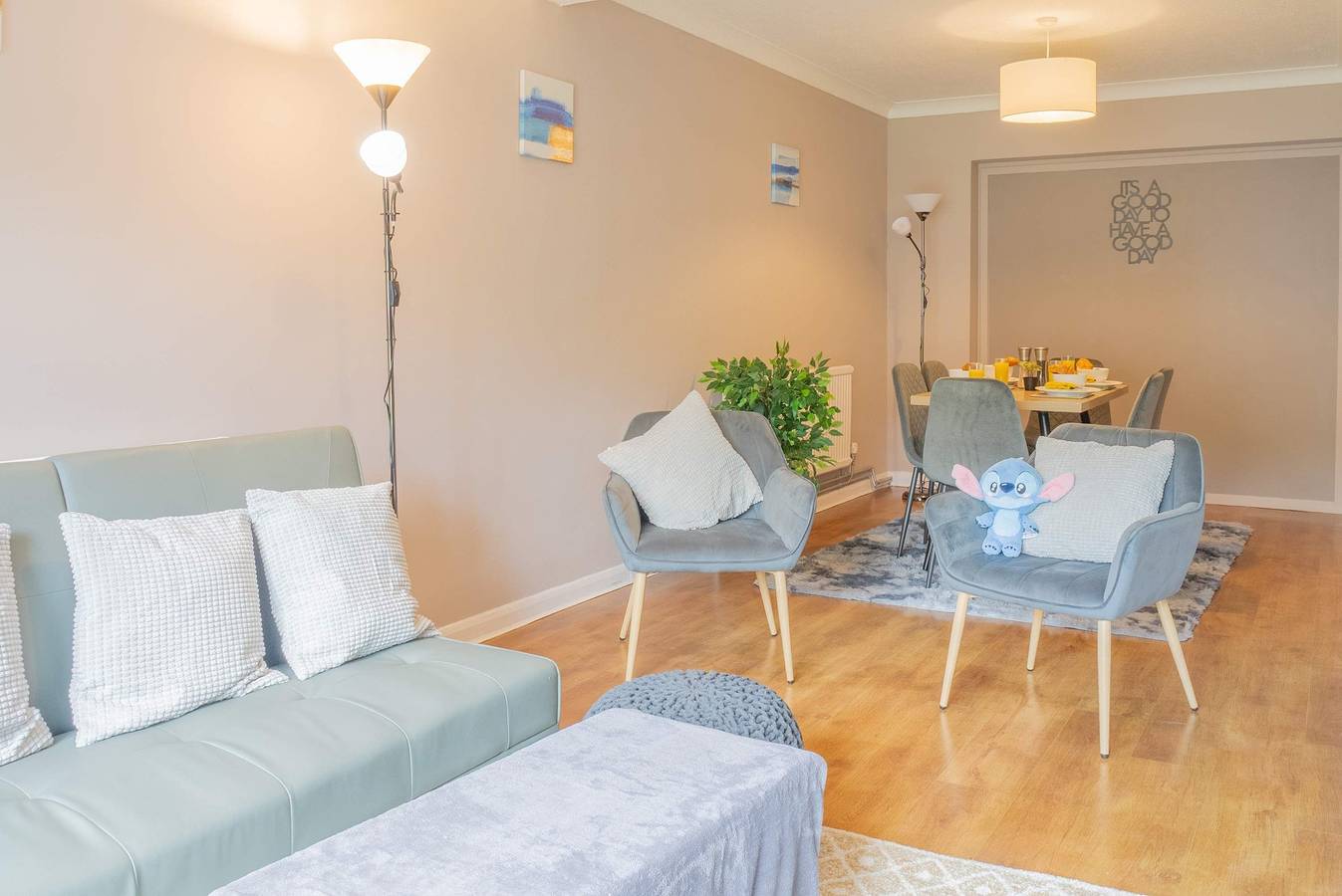 Spacious 4-Bed House    Guildford    Free Parking in Worplesdon, Guildford