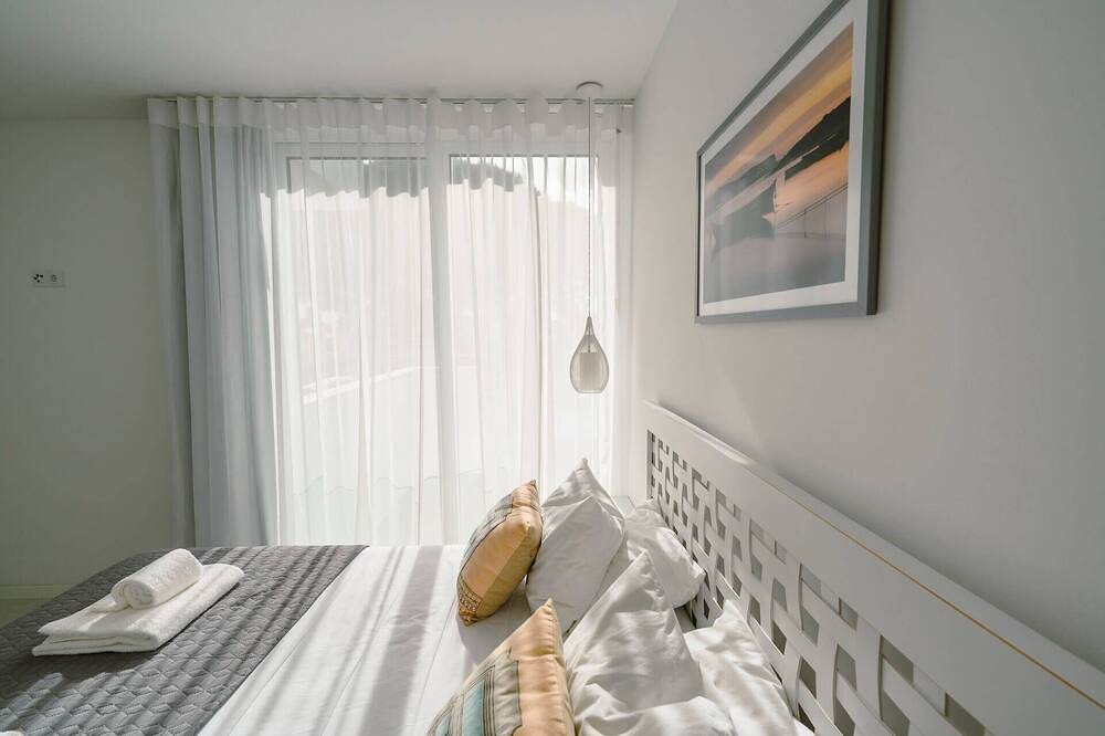Villa dos Pinhos - Private Villa w/ Infinity Pool in Vau, Leiria District