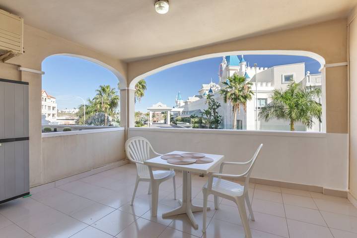 Ganze Wohnung, Ferienwohnung 'Golf Del Sur Oasis' mit Gemeinschaftspool, privater Terrasse & WLAN in Las Adelfas, San Miguel de Abona