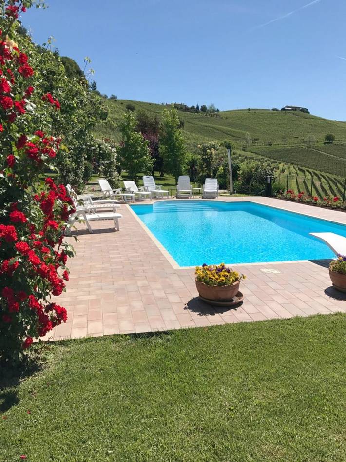 B&b per 4 persone, con Terrazza e Giardino nonché Piscina e Panorama a Monforte d'Alba
