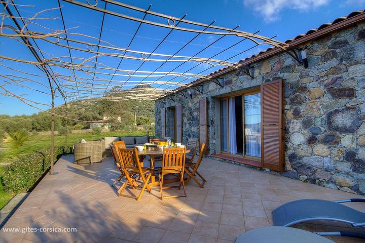 Gîte pour 6 personnes, avec Terrasse ainsi que Jardin et Vue