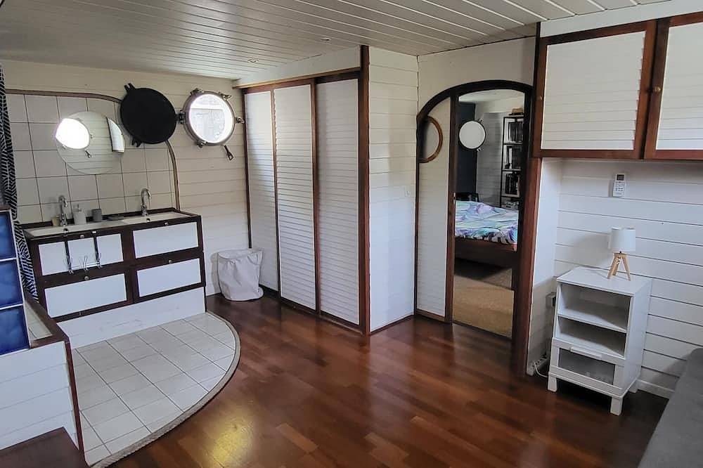 Atypical, peaceful houseboat in Confluence in Lyon, Rhône