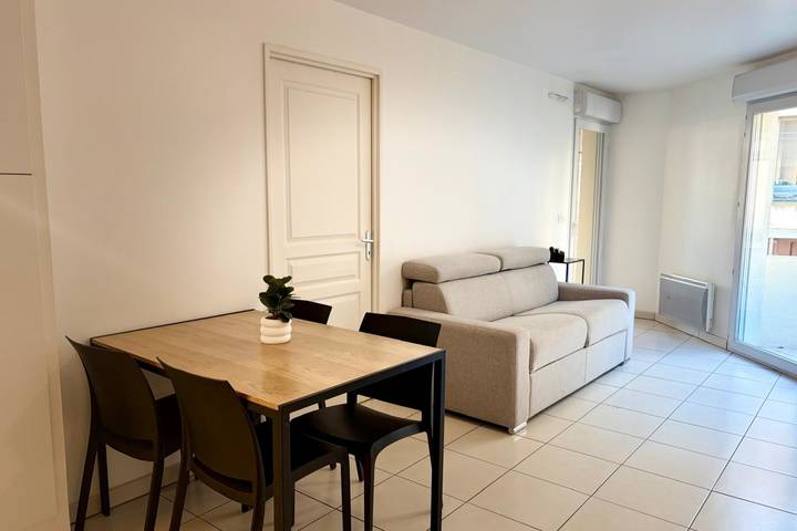 Gîte pour 4 personnes, avec balcon, adapté aux familles dans Plage de Juan-les-Pins - 2