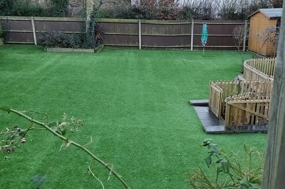 Stylish, spacious 4 bedroom, 3.5 bathroom entire detached home with large garden in Bishop's Stortford, Hertfordshire