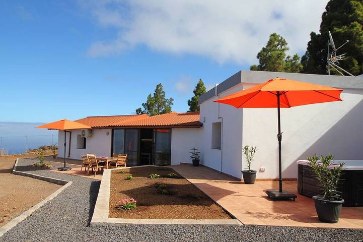 Casa de vacaciones para 4 personas, con terraza además de jacuzzi y jardín en Puntagorda