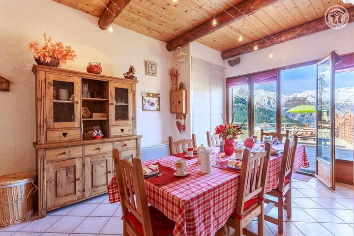 Gîte pour 7 personnes, avec piscine ainsi que jardin et terrasse à Albiez-Montrond - 4