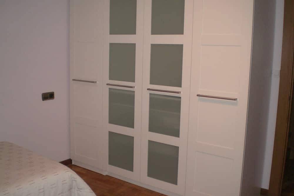Entire apartment, Penthouse In The Center Of Oviedo With Garage Square And Free Wifi in Oviedo, Cordillera Cantábrica