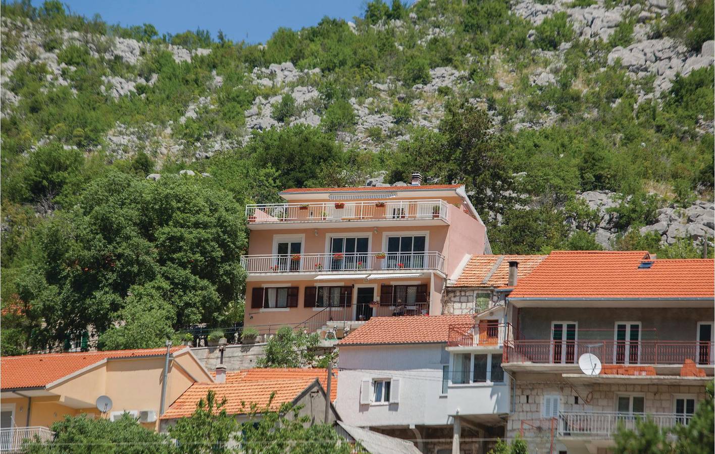 Entire vacation apartment, Vacation apartment for 6 people with terrace in Makarska Riviera