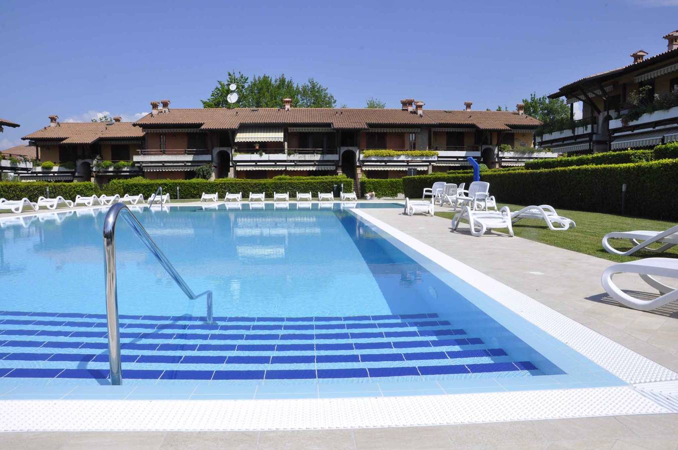Appartamento intero, Appartamento vicino al centro con piscina, aria condizionata, parcheggio in Lazise, Prealpi Gardesane