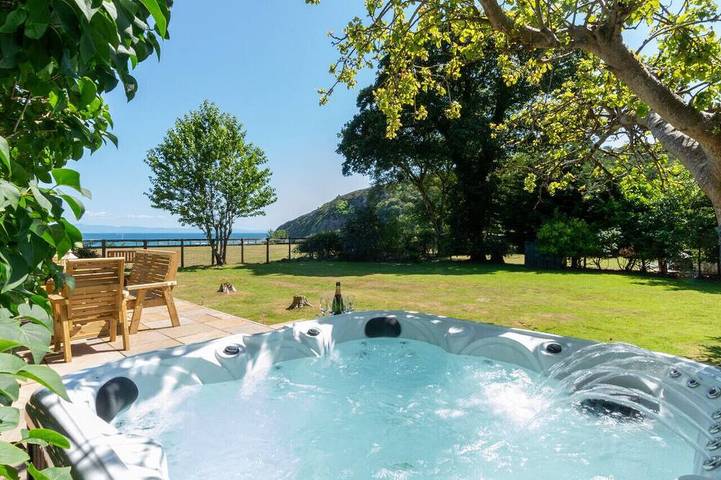 Holiday rental for 8 people, with garden and hot tub as well as terrace in Llanbedrog