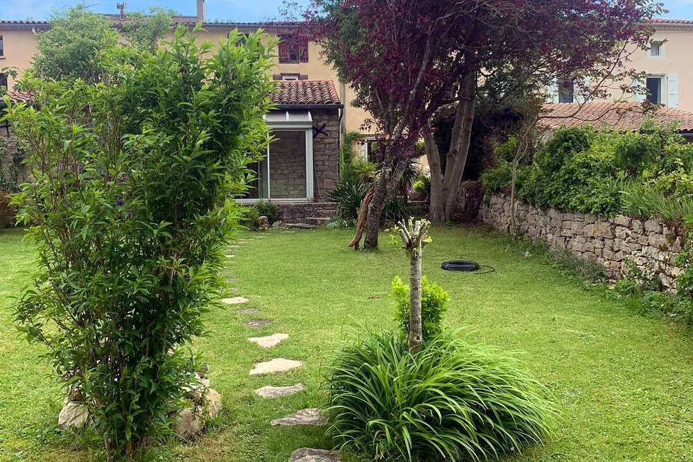 Dans un jardin, charmante petite maison face la montagne aux pieds du village in Nébias, Région de Limoux