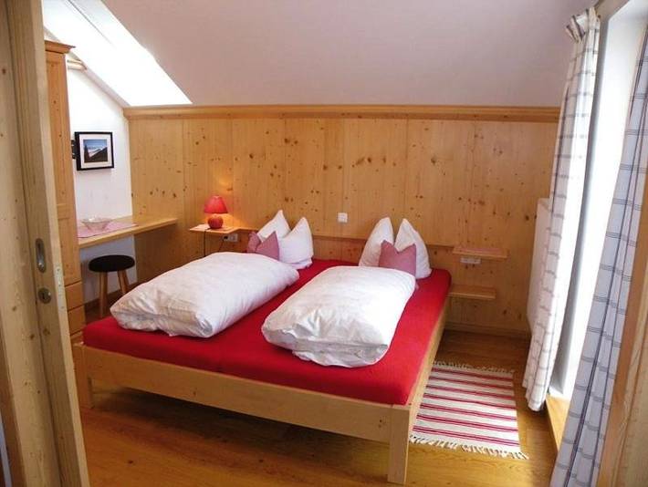 Hotel für 3 Personen, mit Balkon und Terrasse sowie Garten und Ausblick in Wackersberg - 2