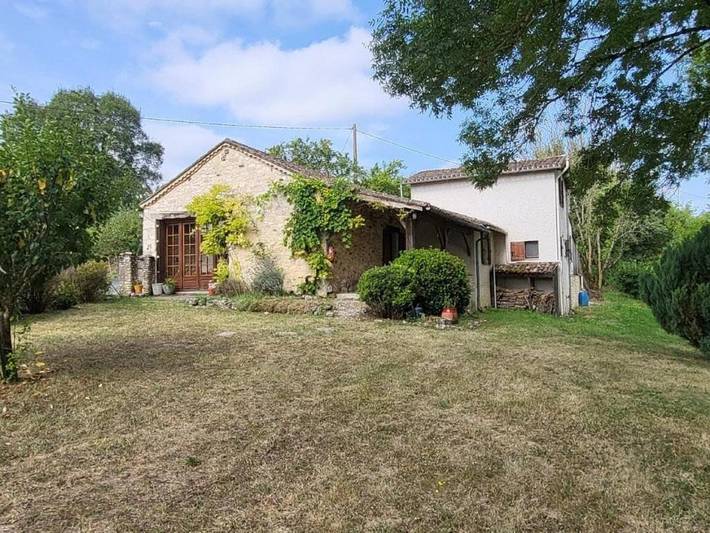 Location de vacances pour 6 personnes, avec piscine ainsi que vue et terrasse à Tourliac