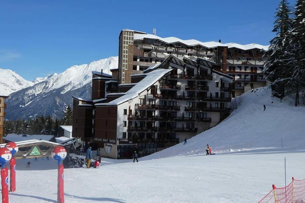 Entire apartment, 50m from resort center, 3rd floor, view ski slopes, balcony, parking, tv, ski locker, 32m², La Tania in La Tania, La Perrière