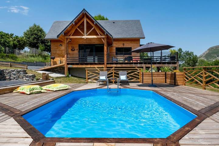 Gîte pour 8 personnes, avec Balcon et Terrasse ainsi que Jardin et Piscine à Ségus