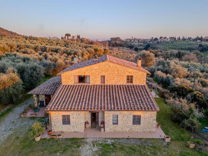 Agriturismo per 5 persone, con piscina e terrazza nonché panorama e giardino, con animali domestici a Trequanda