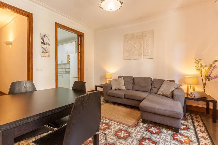 Entire apartment, Apartment 'In the Heart of Barcelona' with Balcony, Wi-Fi, and Air Conditioning in Barcelona Centre, Barcelona