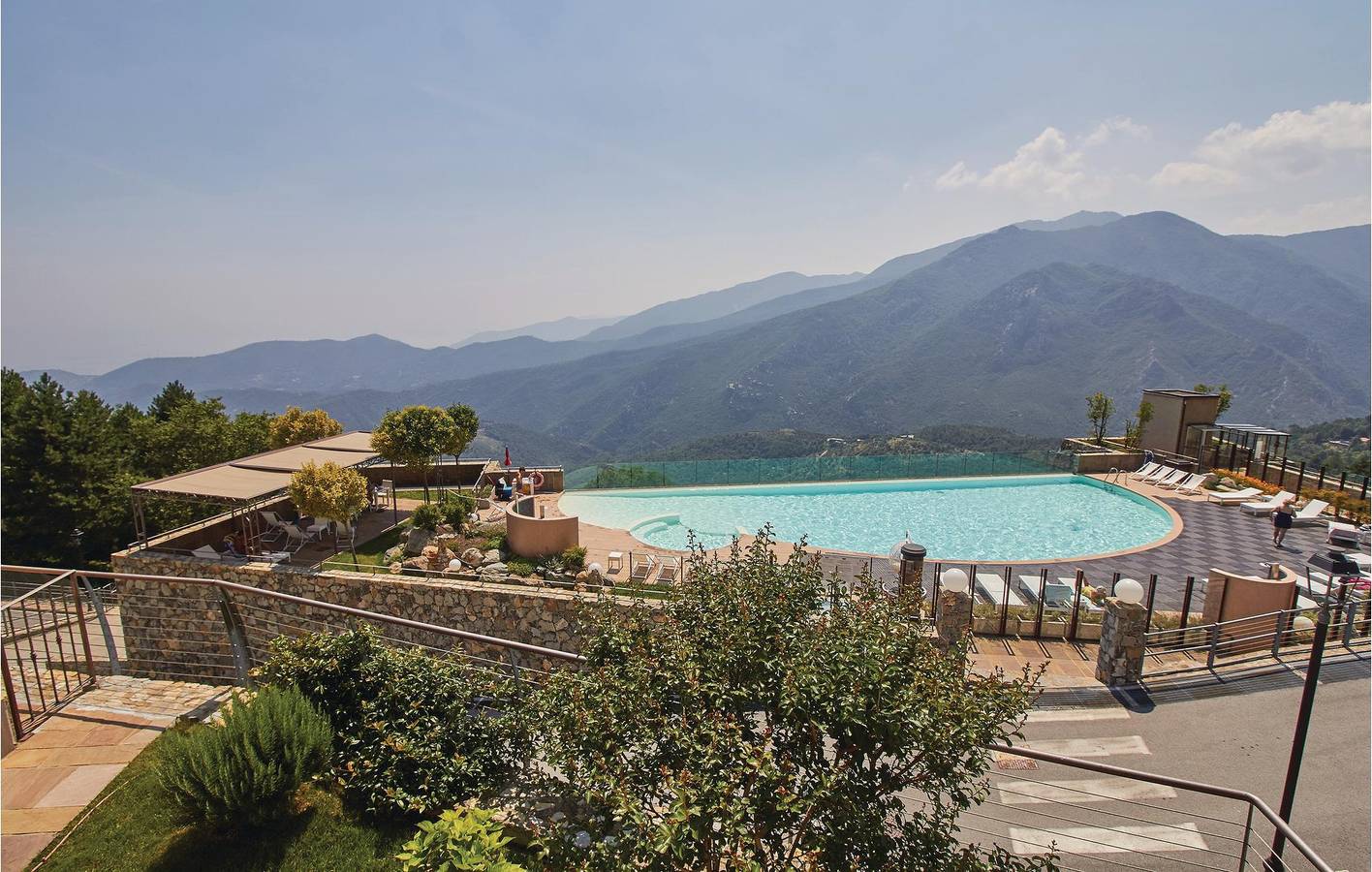 Magliolo Apartment: AC, Pool, Terrace & Kitchen (2km) in Magliolo, Ligurian Alps