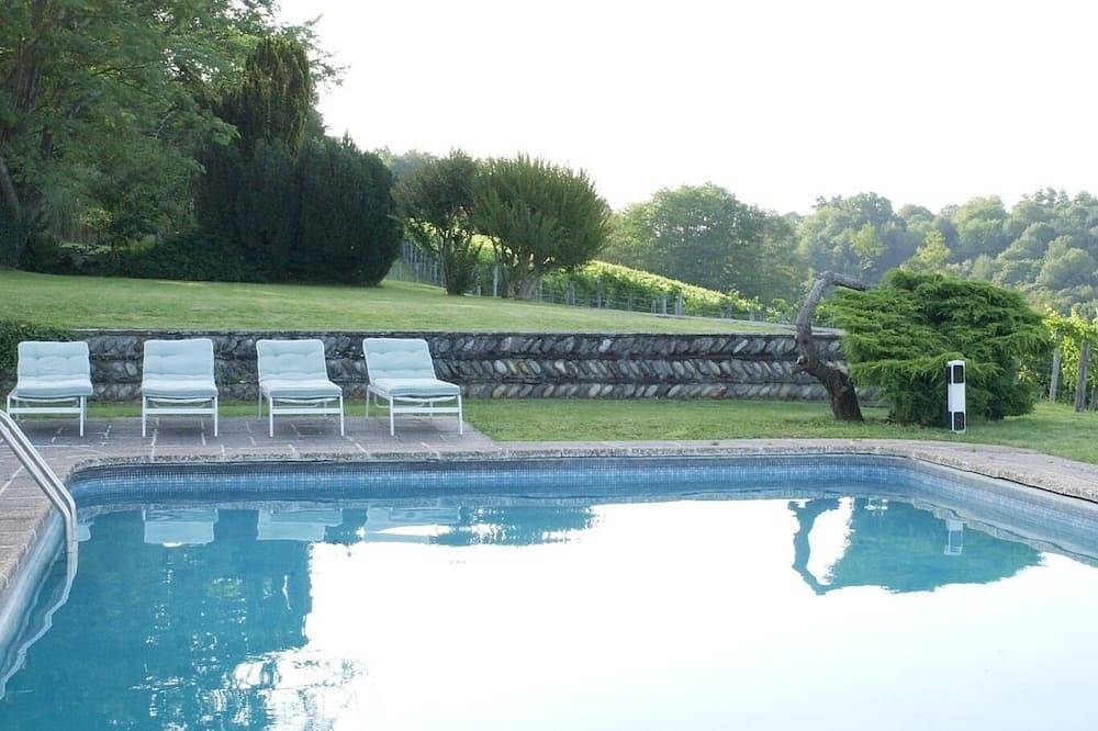 Entire apartment, Clos Mirabel Camelia Studio in Jurançon, Béarn