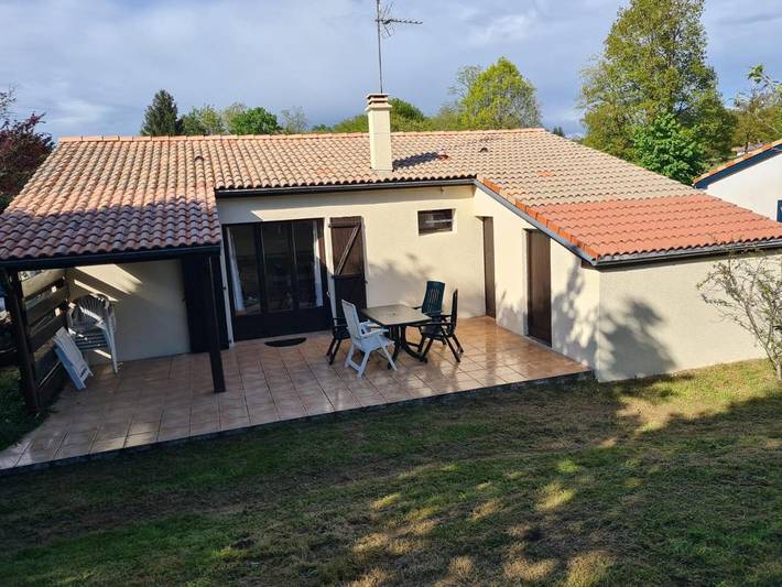 Location de vacances pour 6 personnes, avec jardin et piscine à Écuras