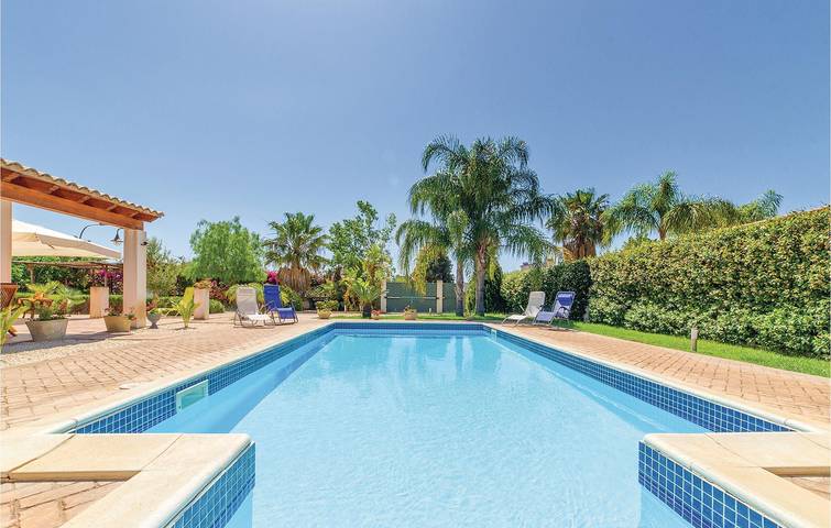 Appartamento con terrazza a bordo piscina, vicino alla costa e al centro città in Contrada Fiori, Menfi