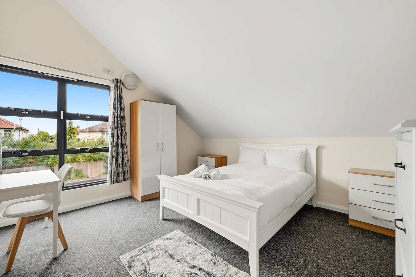 6-Bedroom Family Haven with Garden in Aylesbury in Aylesbury, Buckinghamshire