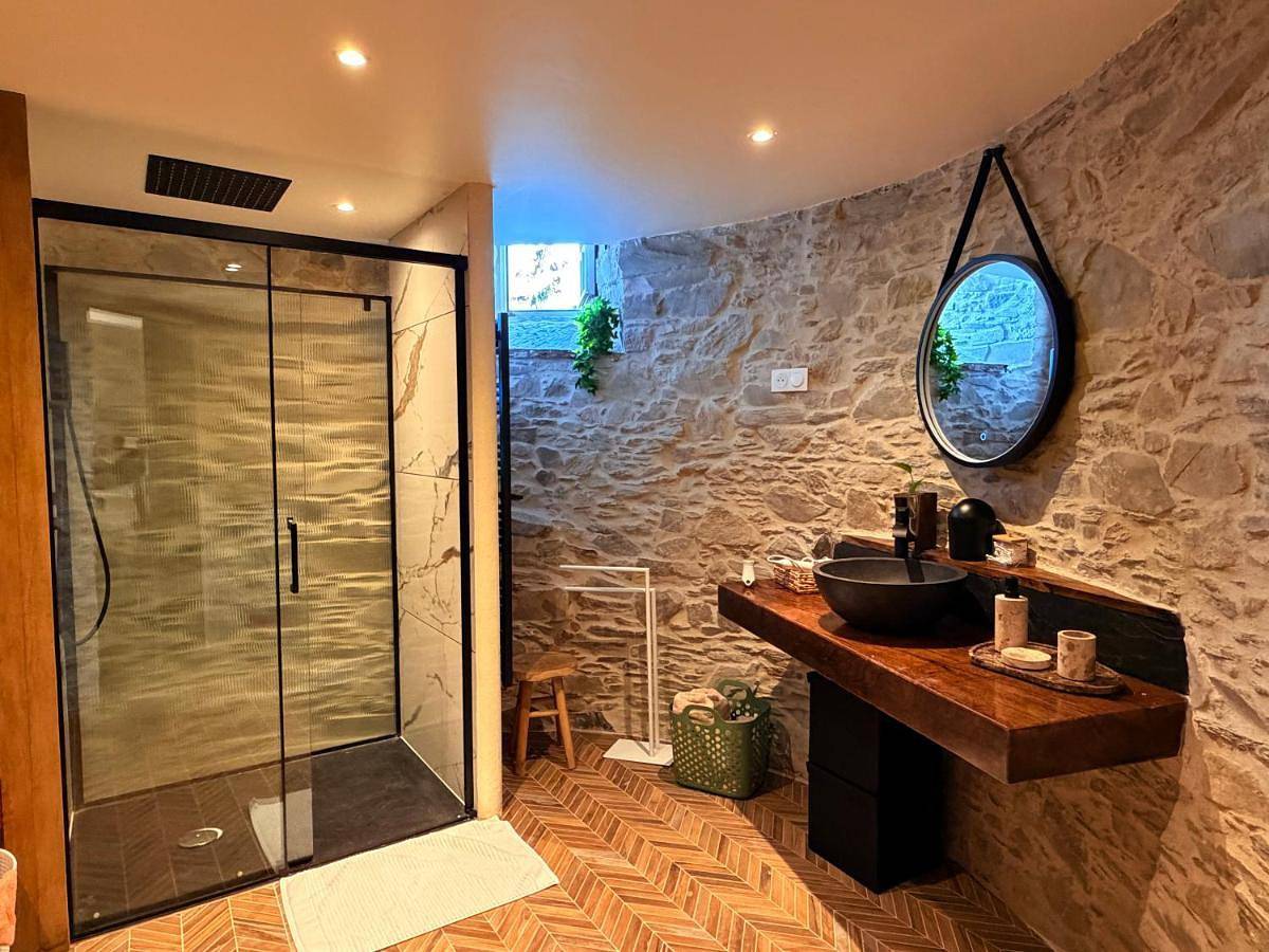Appartement de vacances entier, La Tour de La Valette,Chambre double avec salle de bain in Domagné, Fougères-Vitré