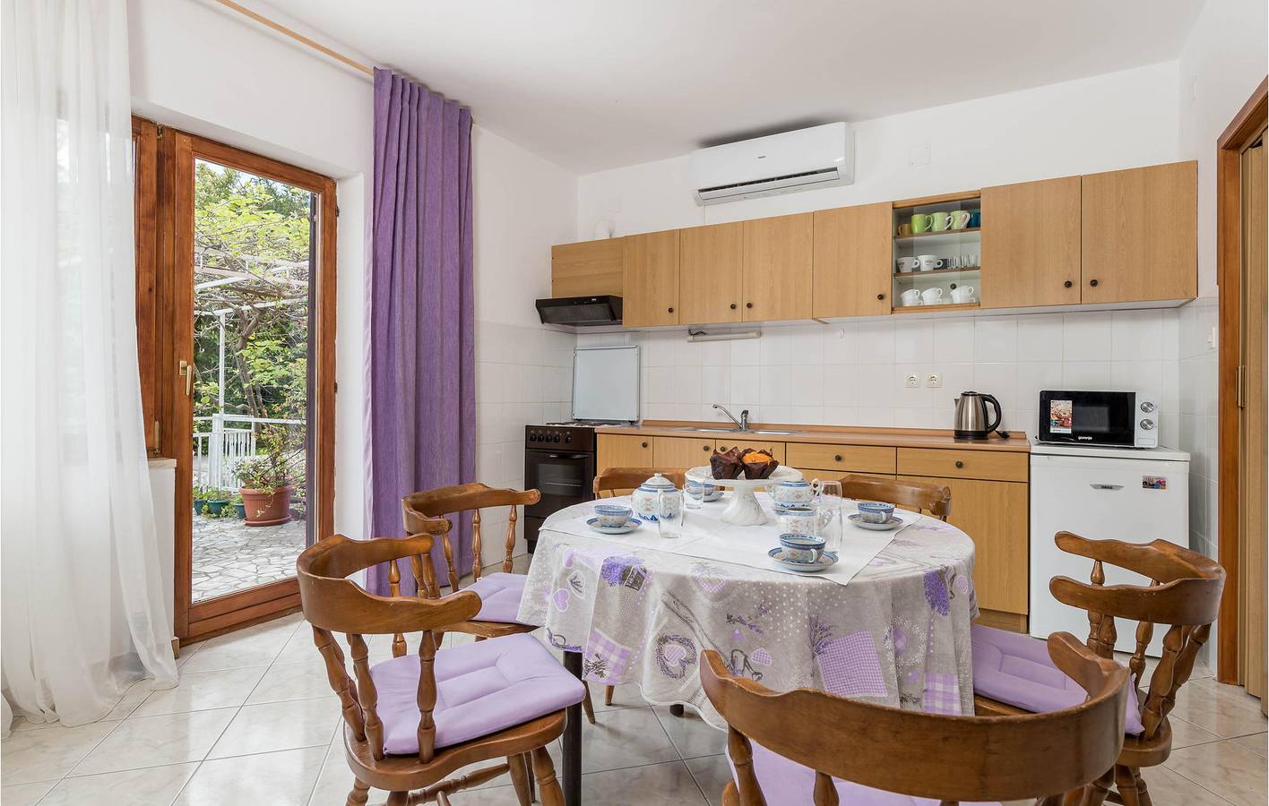 Ganze Ferienwohnung, Gemütliche 80 m² große Wohnung mit Terrasse, WLAN und Parkplatz in der Nähe des Hundestrands in Lovran, Opatija Riviera