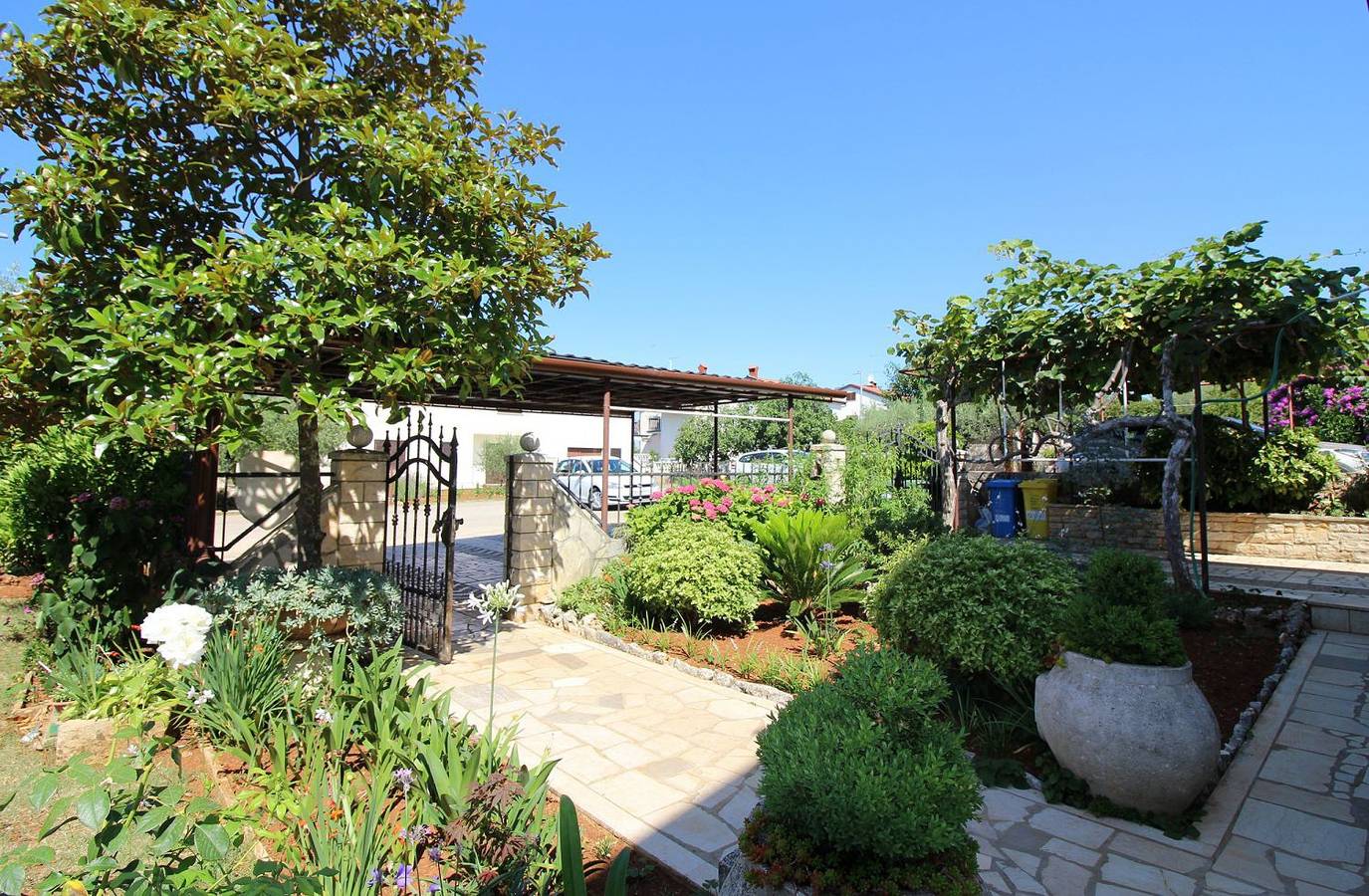 Ganze Wohnung, Hundefreundliches Apartment nur 250 Meter zum Strand mit mediterranem Garten in Mali Maj, Poreč