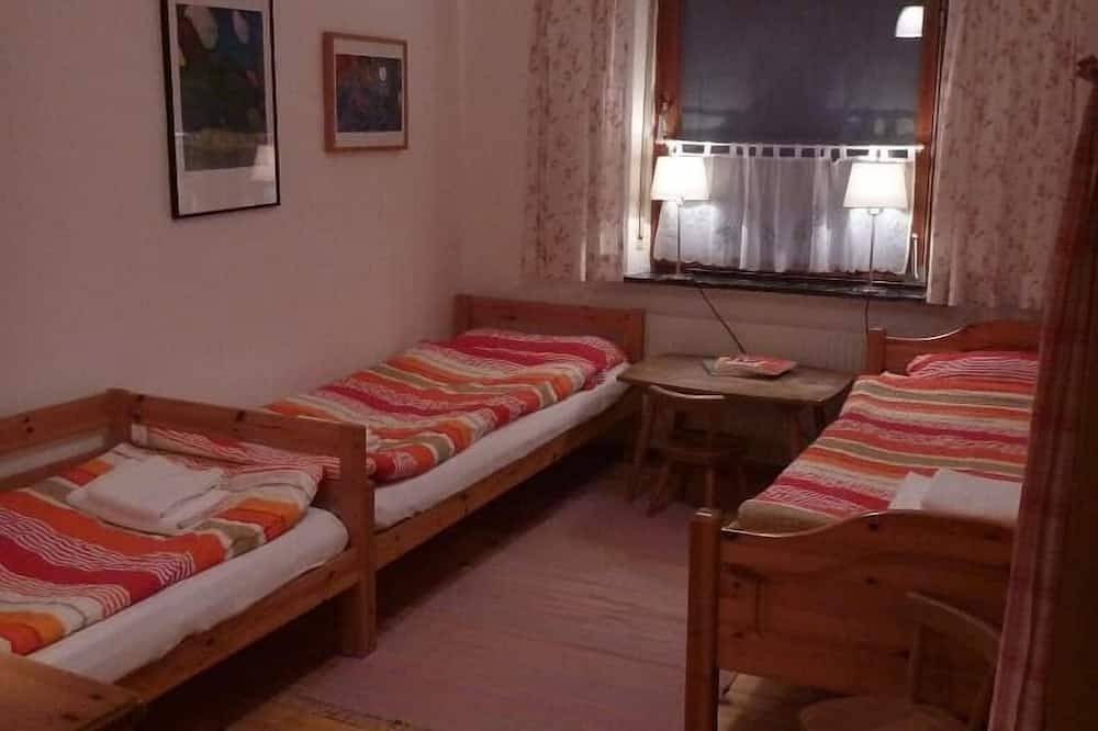 Ganze Wohnung, Geräumiges Feriendomizil (90 m2) mit gemütlichem Kaminofen in Neunburg vorm Wald, Naturpark Oberpfälzer Wald