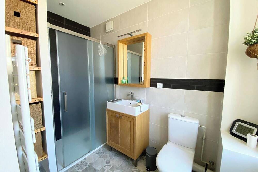 Apartamento entero, Comme à la Maison ! Superbe Gîte Avec Jardin + Parking Proche Gare in Valserhône, Nantua