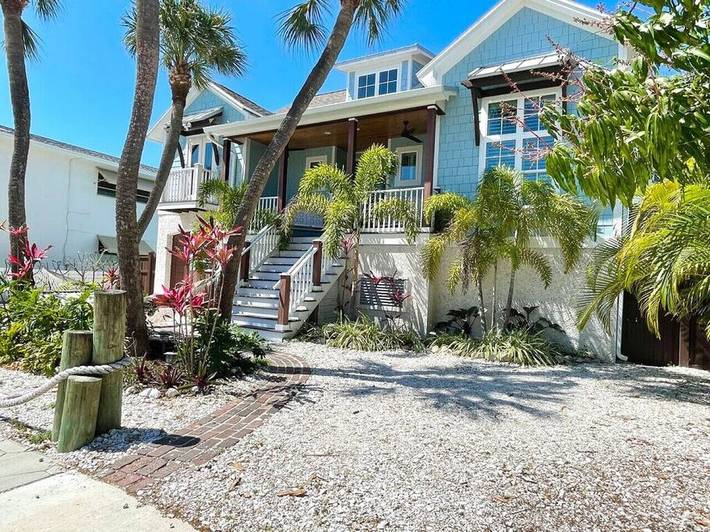 Vacation rental for 7 people, with yard and balcony in St. Pete Beach