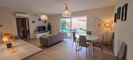 Gîte pour 5 personnes, avec terrasse ainsi que jardin et piscine dans Plage de Pinarello