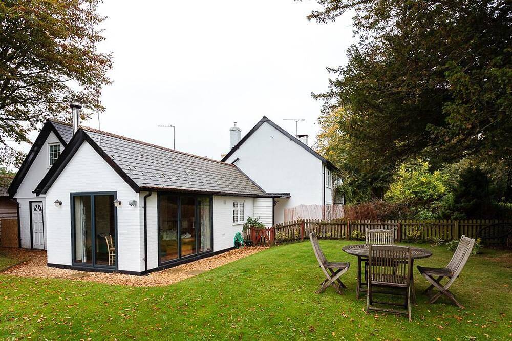 Romantisches Waldhaus mit privatem Garten, hundefreundlich, Blick auf den Wald vom Bett in Burley, Hampshire