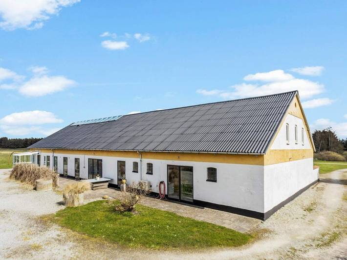 Ferieudlejning for 24 personer, med terrasse, børnevenlig i Nordjylland