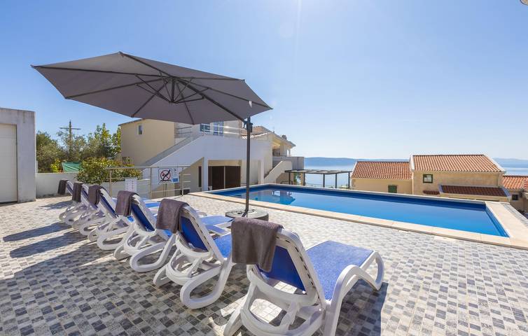Acogedor apartamento de 1 dormitorio con piscina y terraza, a 2,5 km de la playa in Podgora, Rivera de Makarska