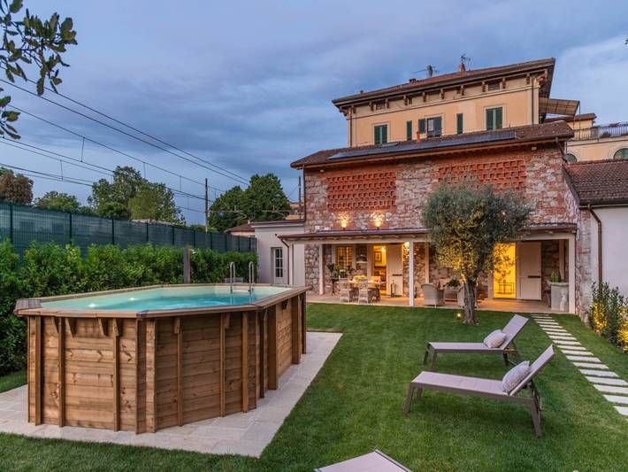 Agriturismo con piscina per 4 persone, con piscina e giardino, adatto a famiglie con bambini a Lucca