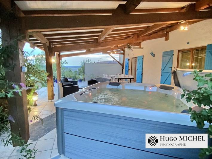 Gîte pour 12 personnes, avec jacuzzi ainsi que jardin et terrasse