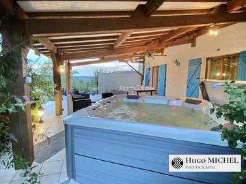 Gîte pour 12 personnes, avec jacuzzi ainsi que jardin et terrasse à La Chapelle-aux-Bois