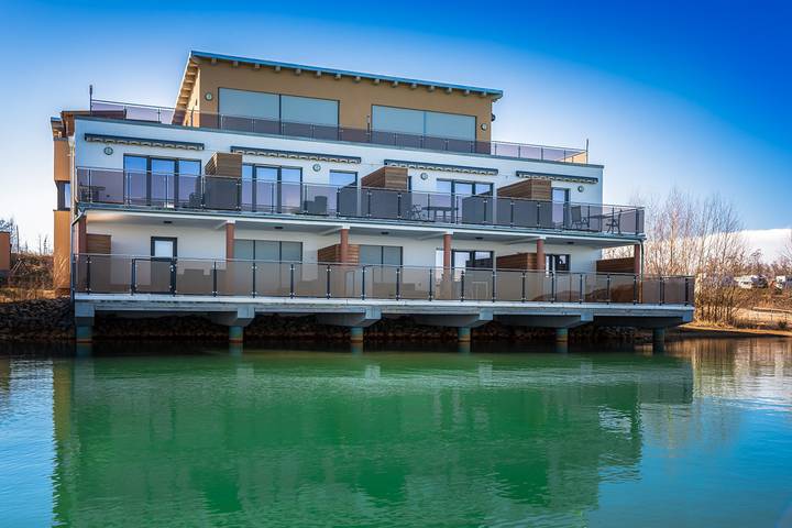 Ferienwohnung für 3 Personen, mit Balkon und Seeblick am Störmthaler See