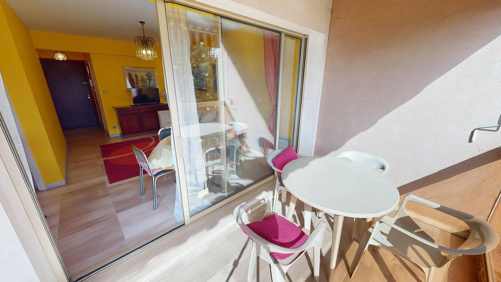 Entire studio, Pleasant studio with terrace and partial sea view in a residence with swimming pool in Menton, Nice region