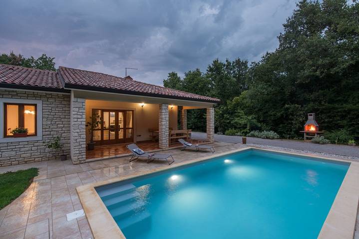 Ferienhaus für 6 Personen, mit Garten und Terrasse sowie Pool, mit Haustier