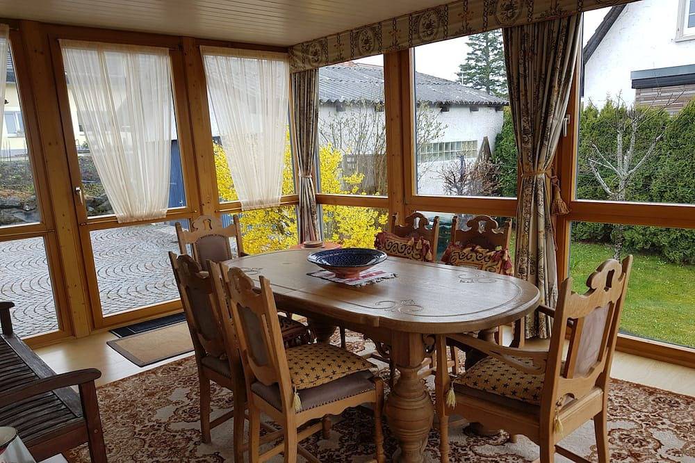 Ganze Wohnung, Ferienwohnung Moni, 90qm, 1 Schlafzimmer, 1 Wohn-/Schlafzimmer, Wintergarten, max. 4 Personen in Bräunlingen, Südschwarzwald
