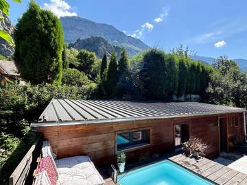 Gîte pour 4 personnes, avec piscine ainsi que terrasse et vue dans Pontamafrey-Montpascal
