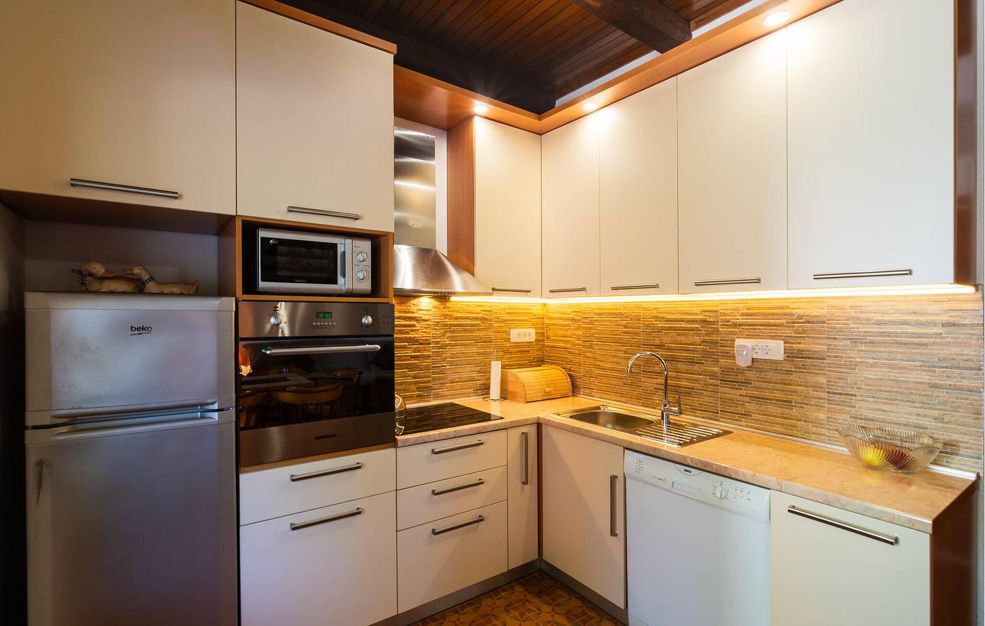 Gemütliche Ferienwohnung mit Meerblick, Terrasse und kostenlosen Parkplätzen, 1 km vom Strand entfernt in Hvar Stadt, Hvar